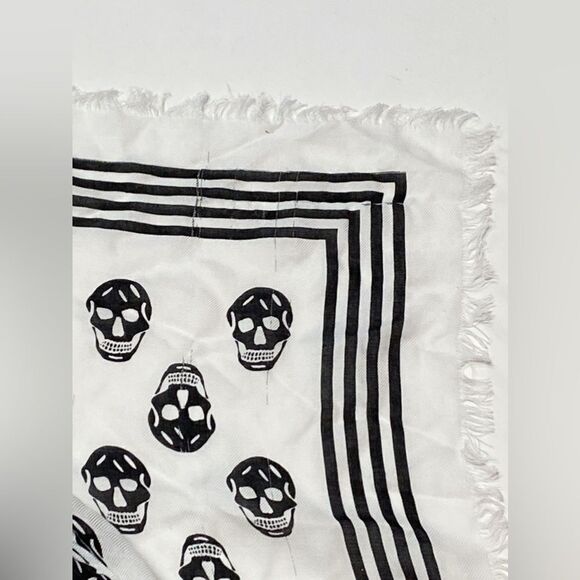 Alexander McQueen scarf in fabric with Skull print - Picture 11 of 15